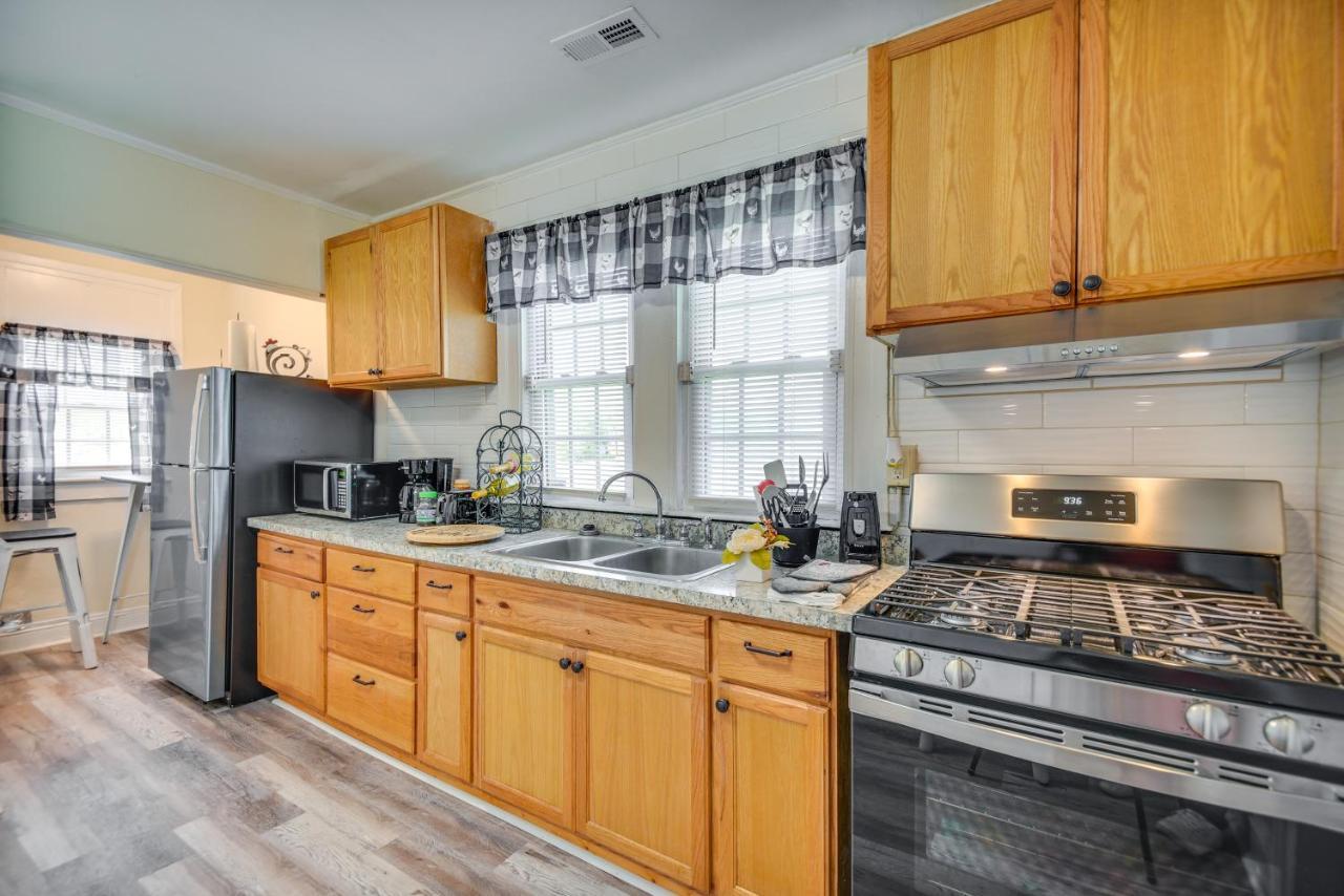 Charming Newport News Cottage Less Than 1 Mi To Ocean! Хамптън Екстериор снимка