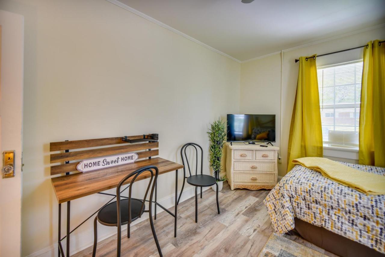 Charming Newport News Cottage Less Than 1 Mi To Ocean! Хамптън Екстериор снимка